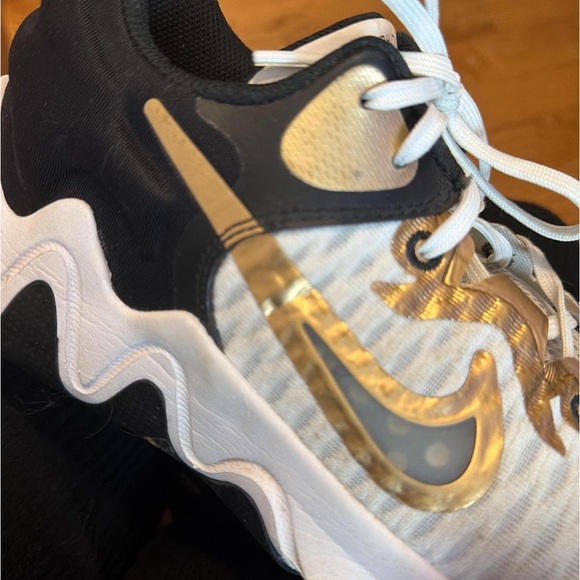 Nike Zoom KD 11 “Giannis Antetokounmpo” white and gold basketball trainers - Picture 5 of 6